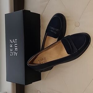 NWT Naturalizer Finley loafer. Navy, size 6.5